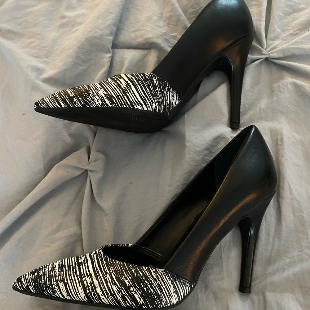 Guess high heel pumps, 4-inch; black leather.